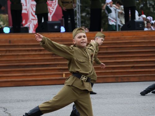 Җиңү килде җирне нурга күмеп, Шатлык белән күзне чылатып!