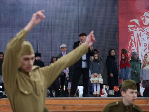 Җиңү килде җирне нурга күмеп, Шатлык белән күзне чылатып!