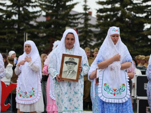 Җиңү килде җирне нурга күмеп, Шатлык белән күзне чылатып!