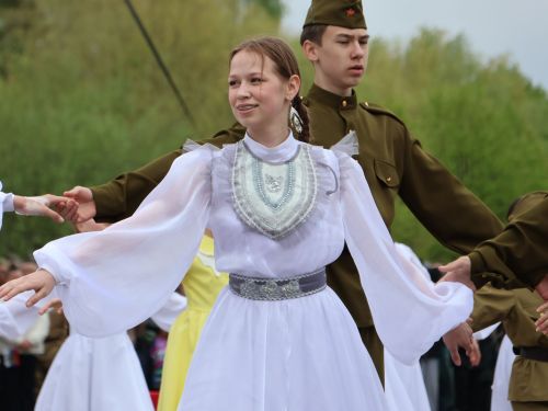 Җиңү килде җирне нурга күмеп, Шатлык белән күзне чылатып!