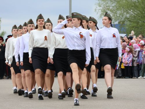 Җиңү килде җирне нурга күмеп, Шатлык белән күзне чылатып!