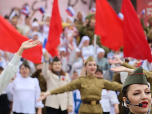 Җиңү килде җирне нурга күмеп, Шатлык белән күзне чылатып!