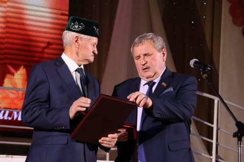 Иҗат, сәнгать һәм дуслык бәйрәме: Фәнәвис Дәүләтбаевны олыладылар (Фотолар)