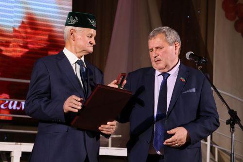 Иҗат, сәнгать һәм дуслык бәйрәме: Фәнәвис Дәүләтбаевны олыладылар (Фотолар)