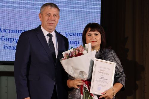 Укытучылар көненә багышланган тантанадан фоторепортаж