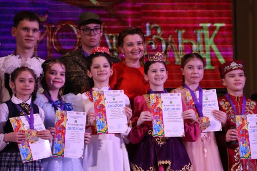 Актаныш күгендә яңа йолдызлар: "Йолдызлык-2026" эстрада фестивале Гала-концертыннан безнең репортаж