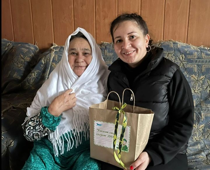 Махсус хәрби операциягә улларын озаткан Яңа Әлем әниләрен мәдәният йорты директоры бәйрәм белән котлады