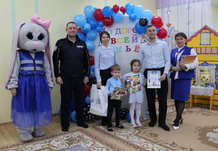 Бөтен гаилә белән юл буйлап!