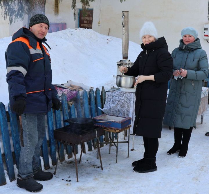 Татар Ямалысы авылы сайлаучыларын коймак пешереп каршы алдылар