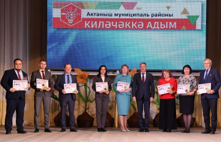 «Киләчәккә адым» техник иҗат фестивалендә: Йөзләгән укучыбыз районыбызның иң зур сәхнәсендә хөрмәтләнде (фоторепортаж)