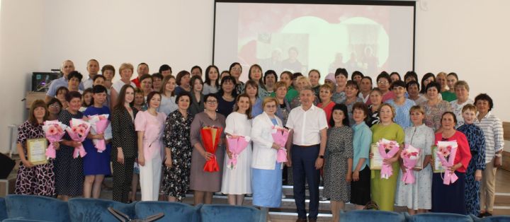 Бүген Актаныш районы социаль хезмәткәрләрен һөнәри бәйрәмнәре уңаеннан котладылар
