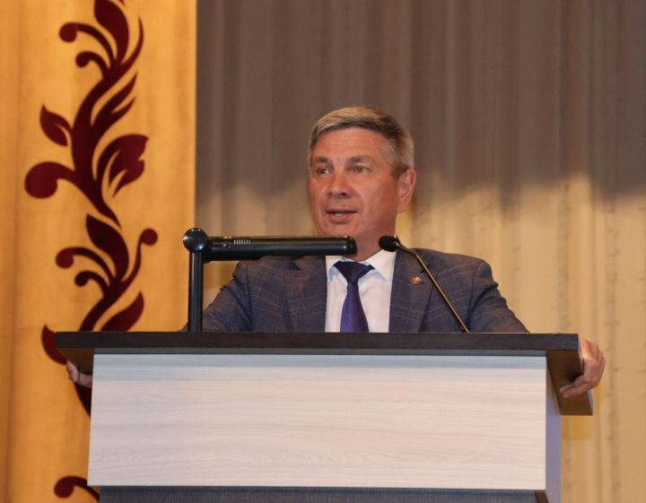Ленар Зарипов мәгариф хезмәткәрләре конференциясендә Актанышка эшкә кайткан яшь укытучыларга 100 мең сум акча биреләчәген әйтте