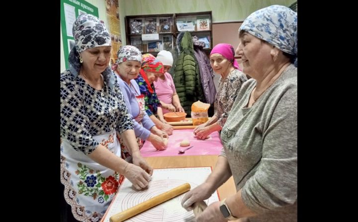 Аешта игелекле өмә: авыл апалары СВОдагы егетләргә җибәрергә токмач кистеләр