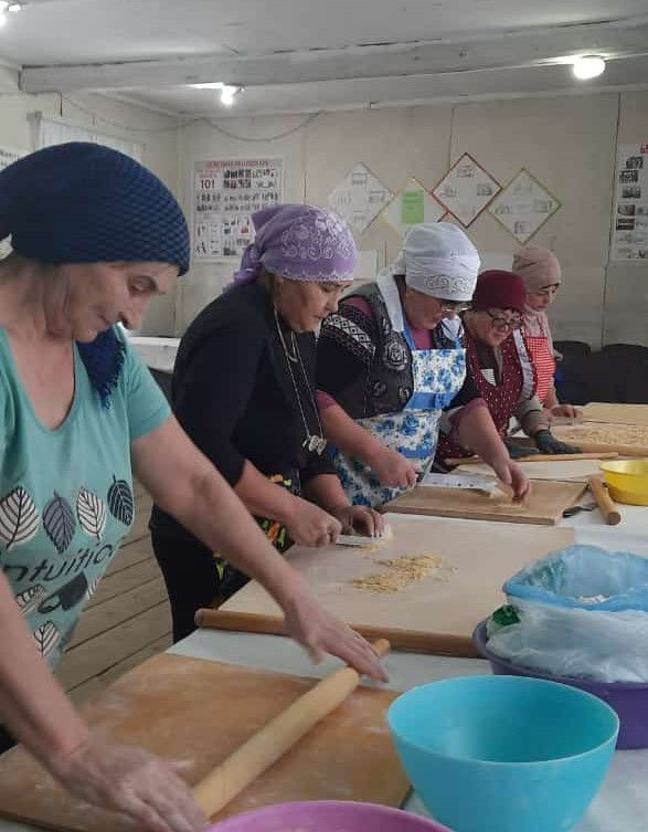 Куян авылы хатын-кызлары СВОдагы солдатларга өй токмачлары әзерләде