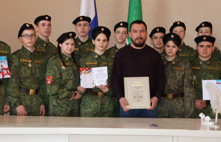 «Гаилә мәктәбе» дәресендә укучылар МХО ветераны Илнар Нәбиуллинны хөрмәтләде