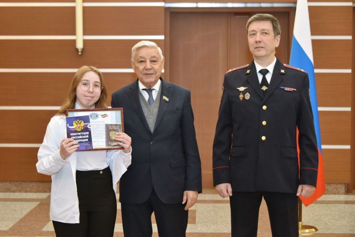 Бүген Татарстан Республикасы Дәүләт Советы Рәисе Фәрит Мөхәммәтшин Актаныш кызына паспорт тапшырды
