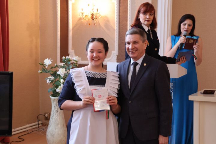 Шәхесне раслаучы документ тапланмасын, яшьләр!