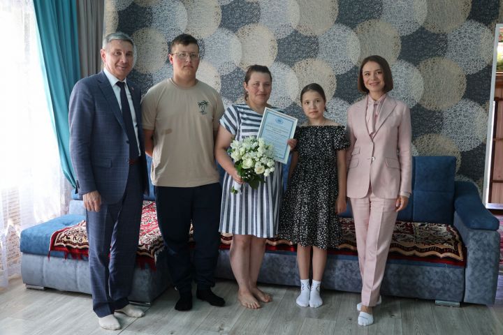 РФ Дәүләт Думасы депутаты Әлфия Когогина Әҗәкүлгә- махсус хәрбия операциядәге солдатның гаиләсенә барды