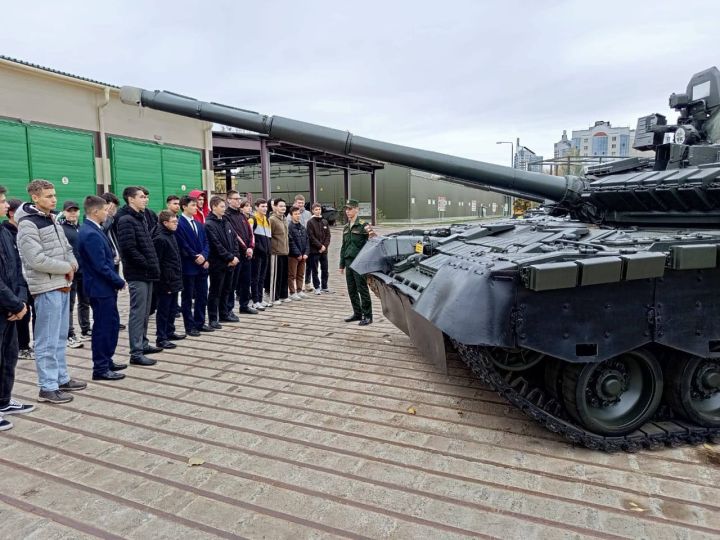 Актаныш мәктәпләренең унберенче сыйныф егетләре Казан танк училищесына экскурсиягә барды