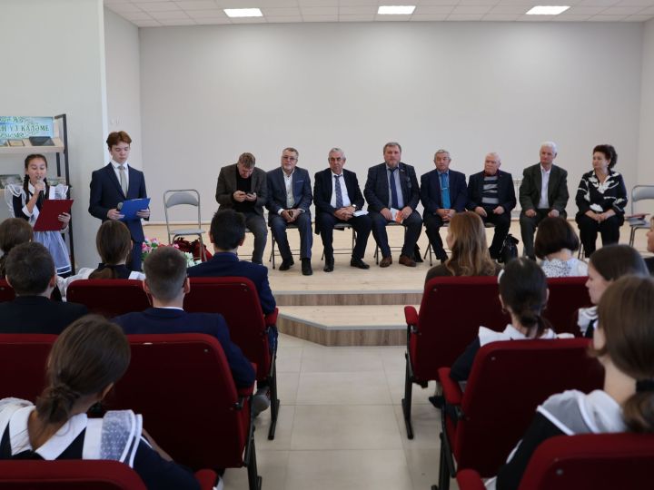 Татар халкының танылган язучылары Актанышның беренче санлы мәктәбе укучылары белән очрашты