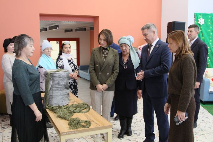 Актаныш районында яшәүче инвалидлар МХОгә җибәрү өчен окоп шәмнәре, маскировка челтәрләре ясый