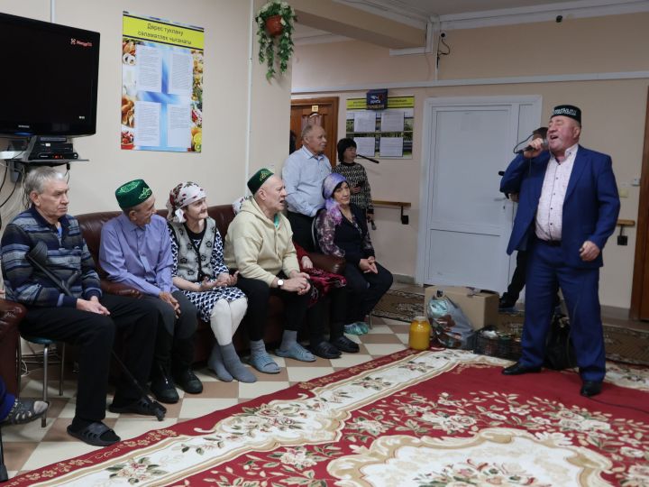 Пучы картлар һәм инвалидлар йортында Актаныш районы инвалидлар җәмгыяте коллективы бәйрәм концерты күрсәтте
