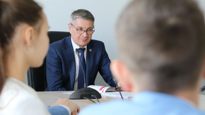Район башлыгы Ленар Зарипов мәктәп укучылары белән түгәрәк өстәл артында очрашты