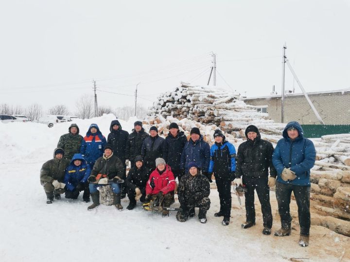 Район җитәкчеләре өмәдә: Махсус хәрби операциядәге егетләрнең гаиләләренә утын әзерләнә