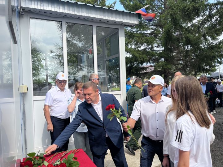 Актаныш районы ветеринария берләшмәсе бинасына СВОда һәлак булган Рамил Хөсәеновка багышлап истәлек тактасы куелды