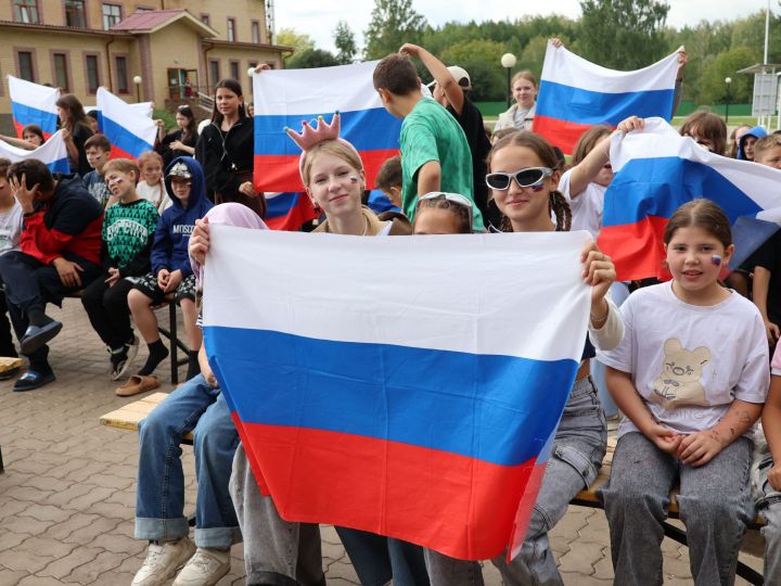 Актанышның «Бүләк» лагеренда ял итүчеләр Россия Флагы көнен бәйрәм итте