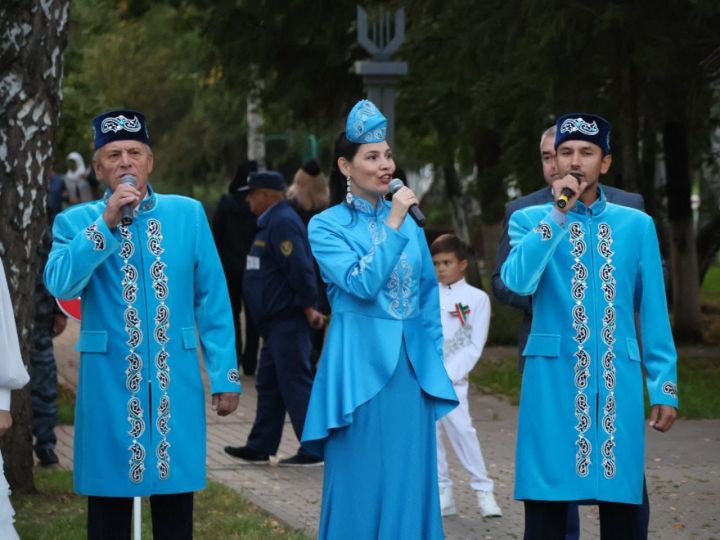 Татарстан Республикасы көне мәдәни чаралар белән дәвам итә: «Мәдәният» паркында шигърият кичәсе һәм бәйрәм концерты узды