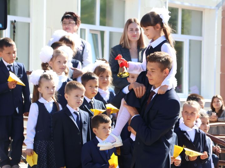 Яңартылган Актанышның беренче мәктәбендә Белем бәйрәме: Яңа уку елы котлы булсын!
