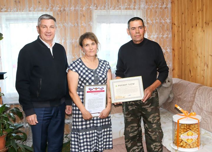 Район башлыгы Ленар Зарипов МХОдә батырлык үрнәкләре күрсәткән райондашыбыз Илдар Даутовның әти-әнисенә рәхмәт сүзләре җиткерде
