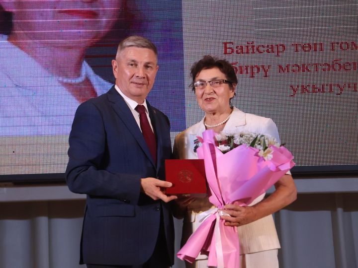 Актанышта иң яхшы укытучыларны бүләкләделәр