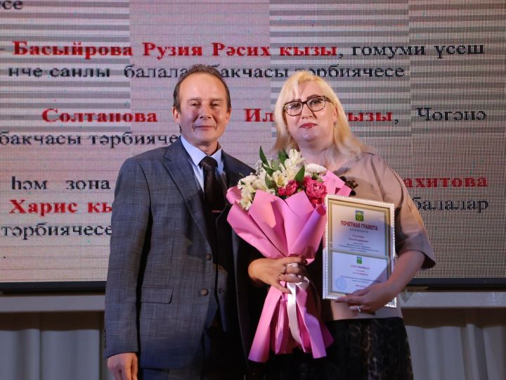 Укытучылар бәйрәмендә һөнәри бәйгеләр җиңүчеләрен котладылар