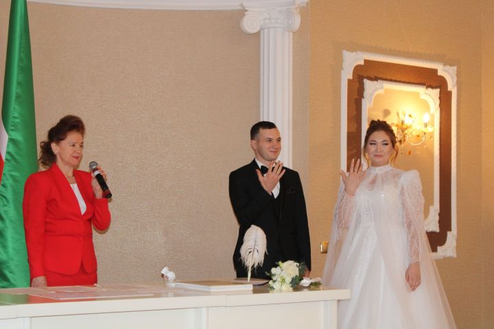 18 декабрь — ЗАГС органнары хезмәткәрләре көне