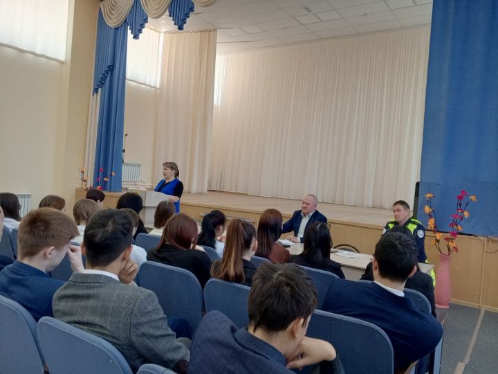 Студентларга язын мотоциклда куркынычсыз идарә итү кагыйдәләрен аңлатылды