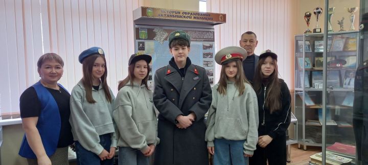 Укучылар язгы каникулларда полиция һәм ДАИ хезмәткәрләре һөнәре белән танышты