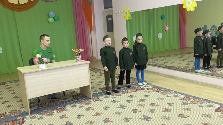 Пучы балалар бакчасына очрашуга махсус хәрби операция батыры килде