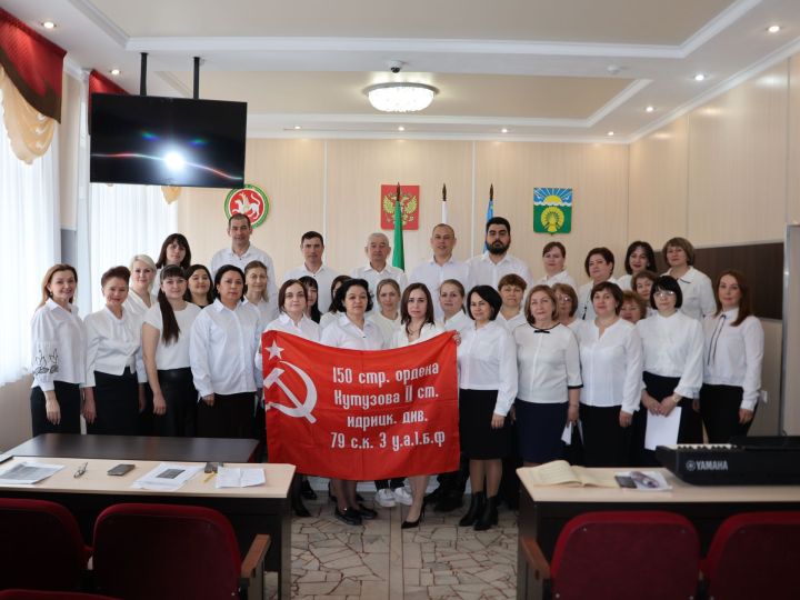 Актаныш районы хакимияте җитәкчеләре Җиңү җырларын күз яшьләре аша башкарды