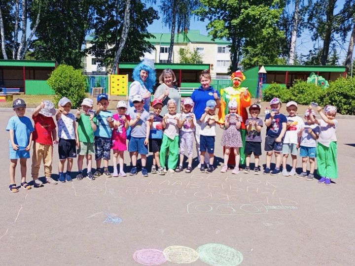 Әкият геройлары һәм төсле акбурлар: «Ромашка»да юл хәрәкәте кагыйдәләренә өйрәтүче чара узды