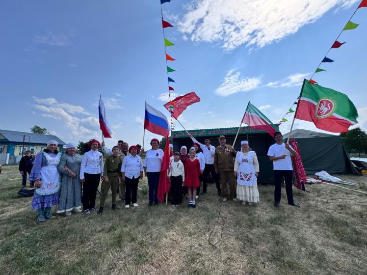 Җиңү байрагын Зөбәер Сабантуенда армия сафларына китәчәк Айнур Галләмов мәйдан буйлап йөртте