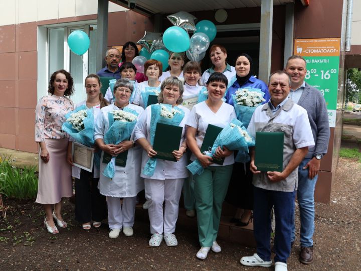 Бәйрәмегез белән: «Стоматолог» җәмгыятенең медицина хезмәткәрләрен Актаныш районы җитәкчелеге котлады