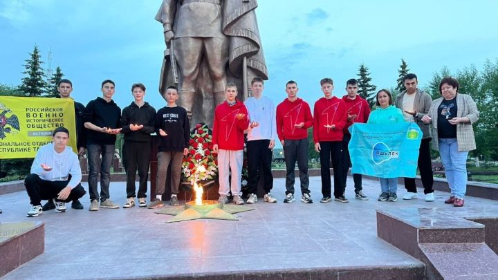 Актаныш яшьләре Җиңү паркында Бөек Җиңү көне өчен гомерләрен биргән райондашларыбызны искә алды