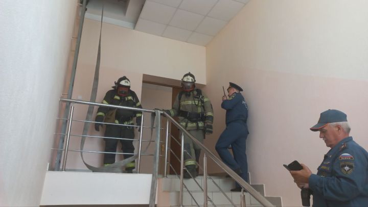 МЧС хезмәткәрләре «Бүләк» төбәкара лагеренда янгын куркынычсызылыгы дәресе уздырды