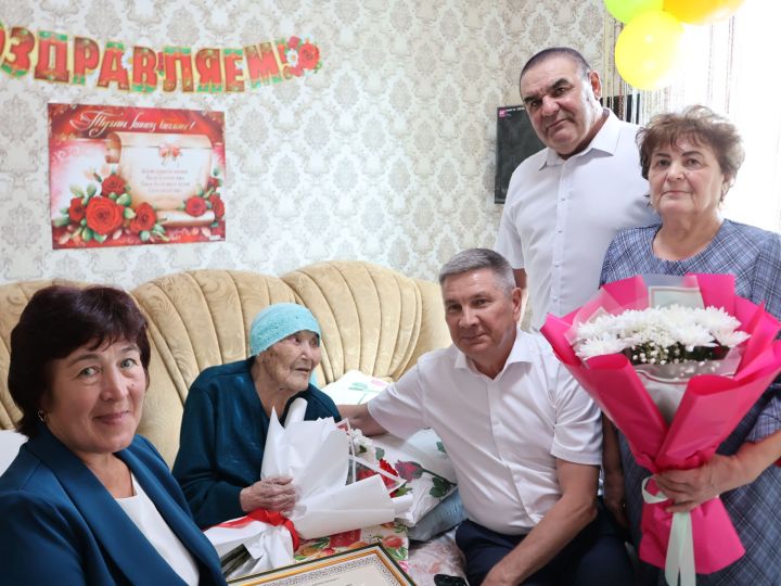 Райондашыбыз Мәгъмүрә Әмирҗановага йөз яшь!
