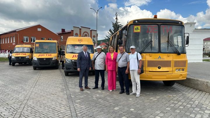 Актаныш районына яңа мәктәп автобуслары кайта