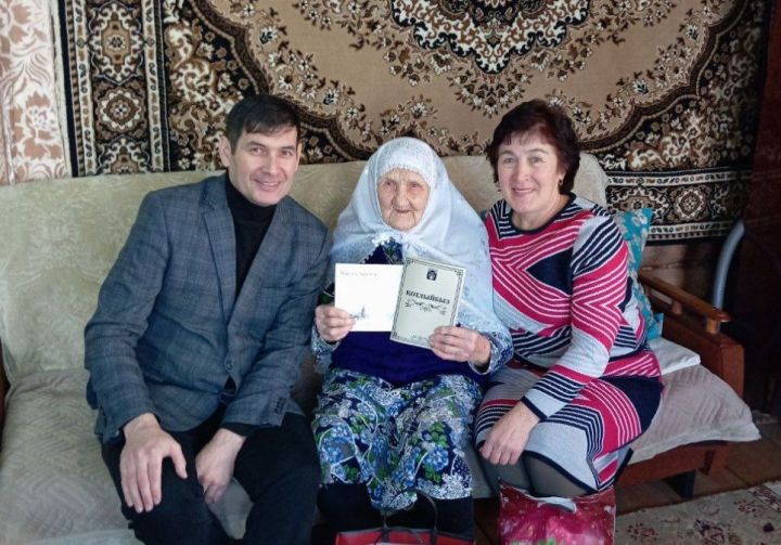 Иске Богады авылында яшәүче Фәния Гыйльметдинованы 96 яшь тулган көне белән котладылар