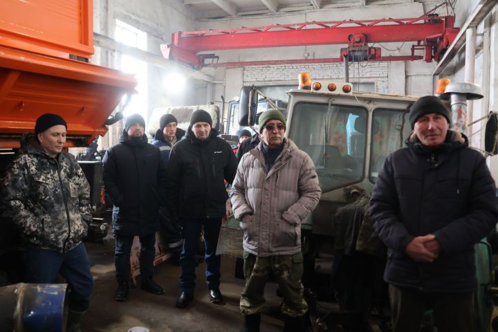 Чәчү кампаниясенә әзерлек техниканың төзеклеге белән генә чикләнми, хезмәт хакын да түләргә кирәк