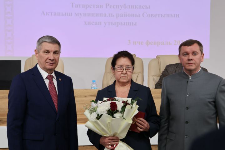 Актанышта хезмәт алдынгылары бүләкләнде